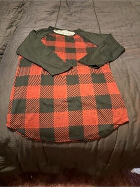 LuLaRoe-Women’s-Black & Red Buffalo Plaid Raglan Long Sleeve Top